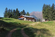 34 Rif. Alpe Cantedoldo (1500 m) con vista verso il Monte Valletto